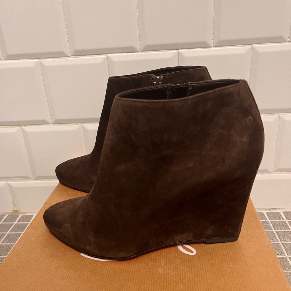 Christian Lets Melissa Wear Wedges View 5